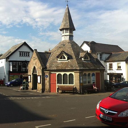 The Three Crowns 호텔 차그퍼드 외부 사진 The Market Cross