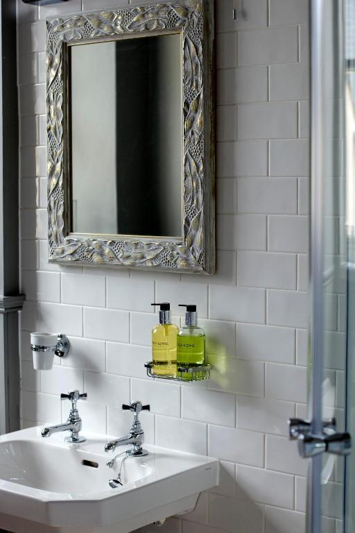 The Three Crowns 호텔 차그퍼드 객실 사진 Soap dispenser