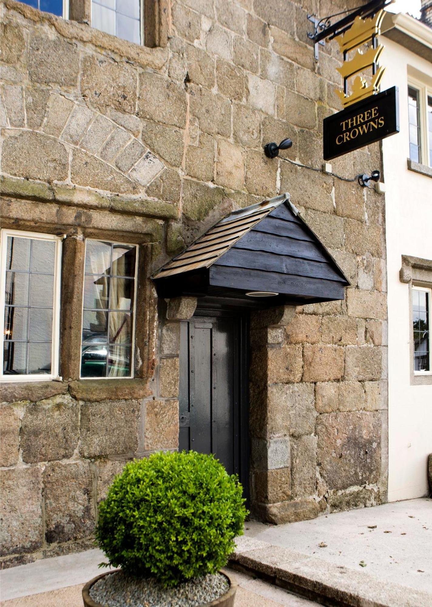 The Three Crowns 호텔 차그퍼드 외부 사진 The door of the former stable