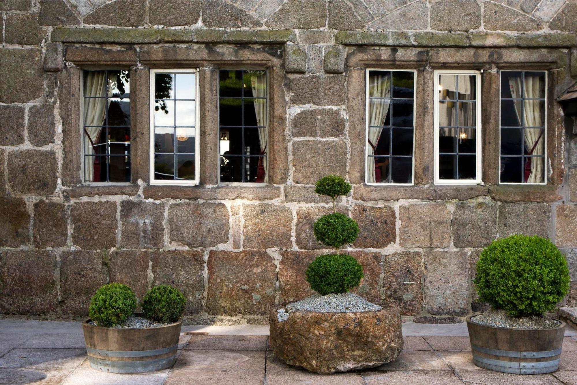 The Three Crowns 호텔 차그퍼드 외부 사진 The old stone mill at the entrance of the brewery