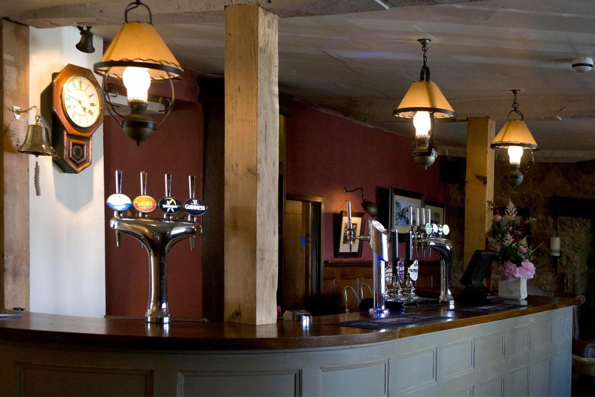The Three Crowns 호텔 차그퍼드 외부 사진 The bar at The Old Mill