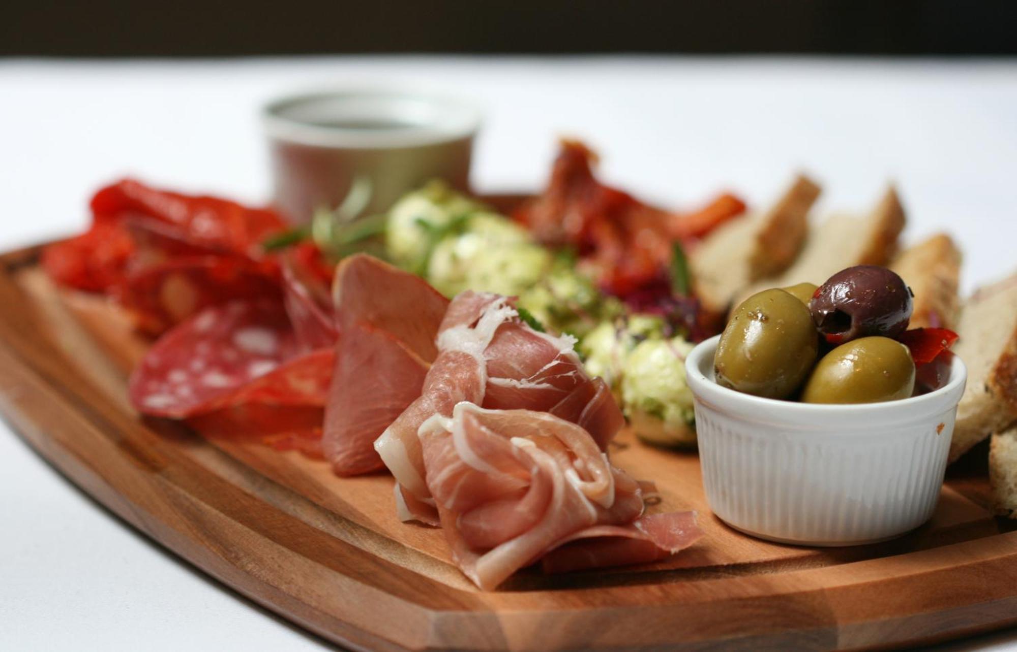 The Three Crowns 호텔 차그퍼드 외부 사진 A selection of cured meats