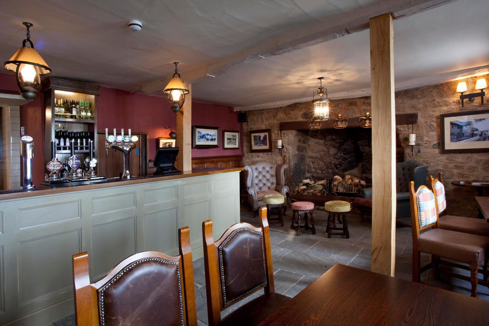 The Three Crowns 호텔 차그퍼드 외부 사진 The interior of the pub