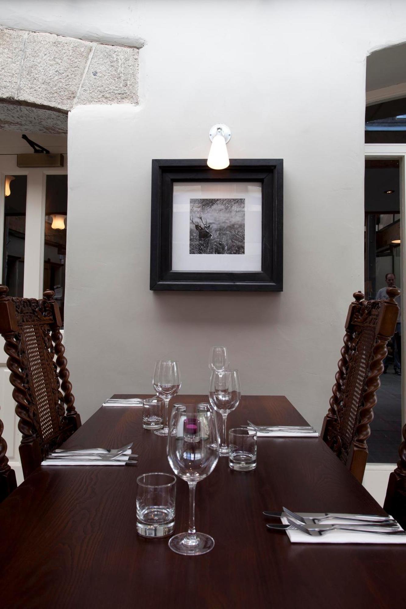 The Three Crowns 호텔 차그퍼드 외부 사진 Interior of the restaurant