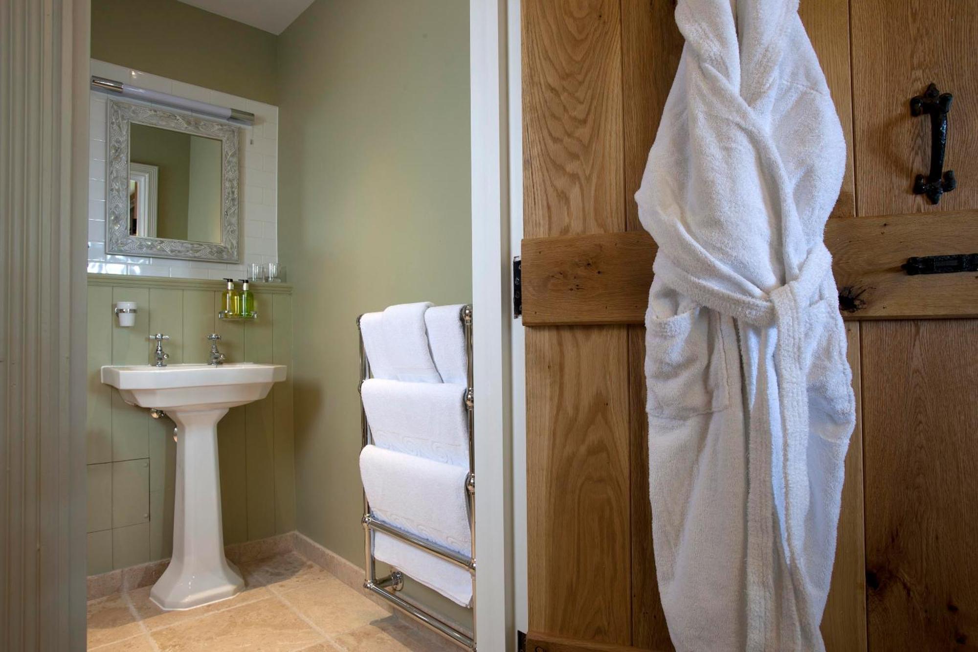 The Three Crowns 호텔 차그퍼드 외부 사진 A bathrobe hanging on a door
