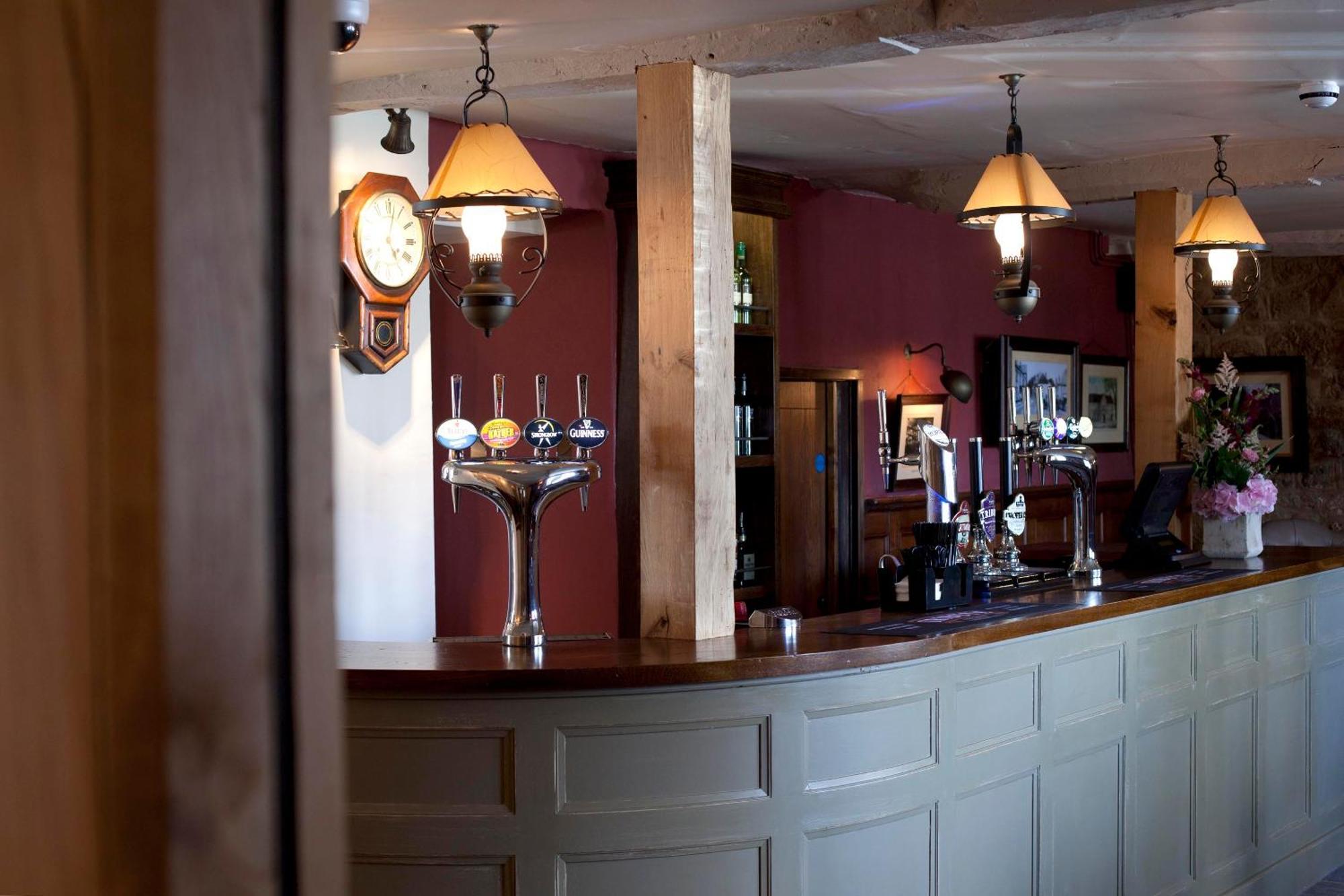The Three Crowns 호텔 차그퍼드 외부 사진 The bar at The Old Red Lion