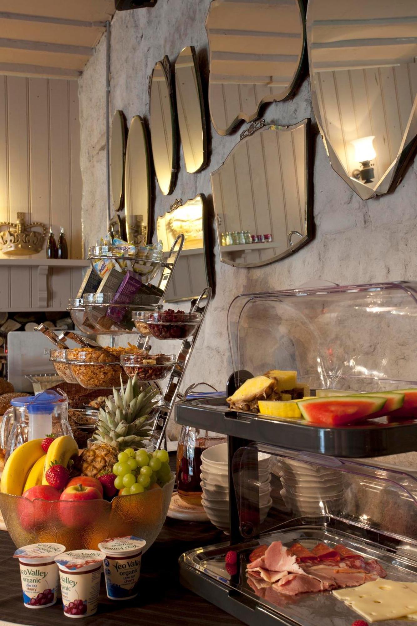 The Three Crowns 호텔 차그퍼드 외부 사진 A buffet at a hotel