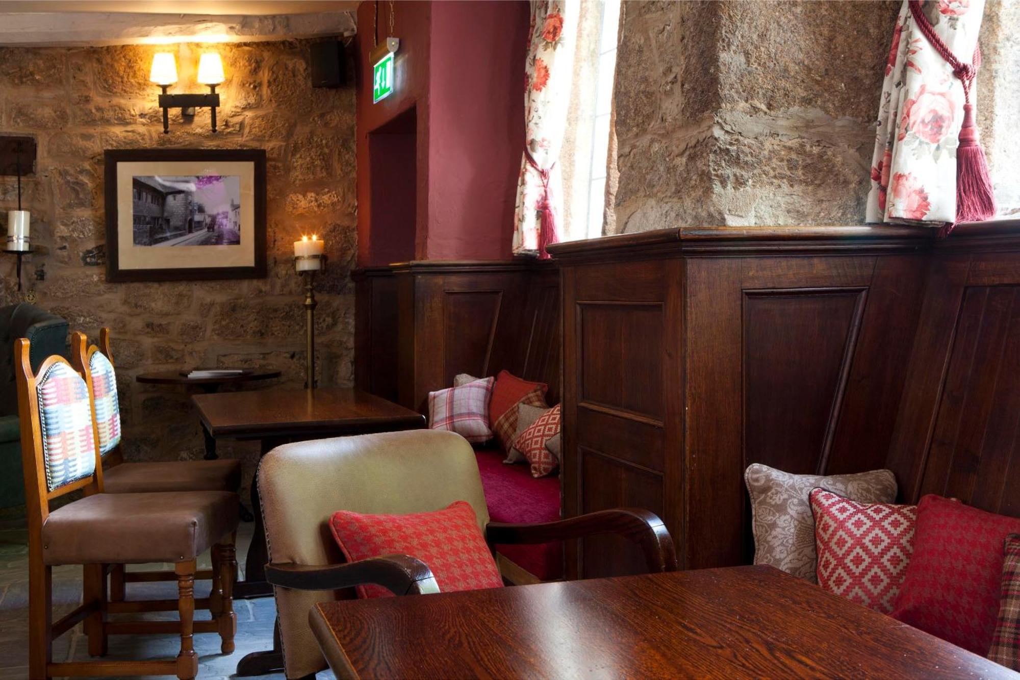 The Three Crowns 호텔 차그퍼드 외부 사진 The interior of the pub