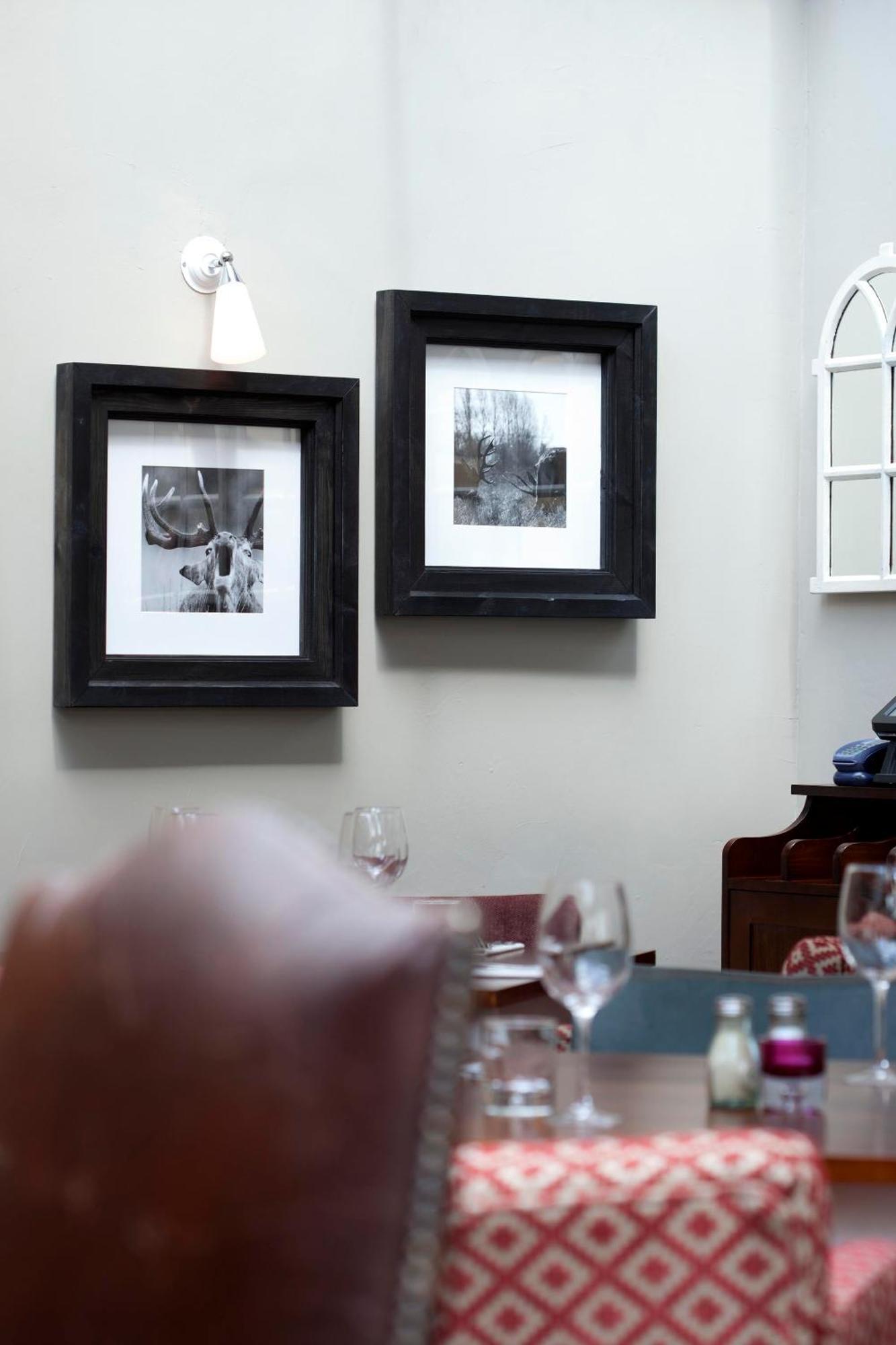 The Three Crowns 호텔 차그퍼드 외부 사진 Framed photographs