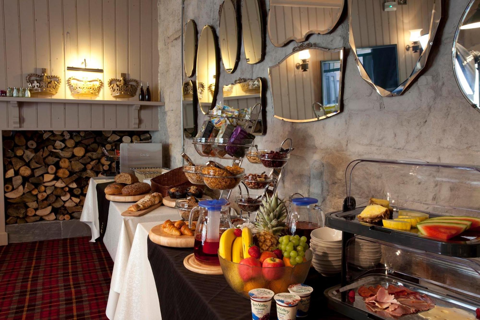 The Three Crowns 호텔 차그퍼드 외부 사진 Breakfast buffet at the hotel
