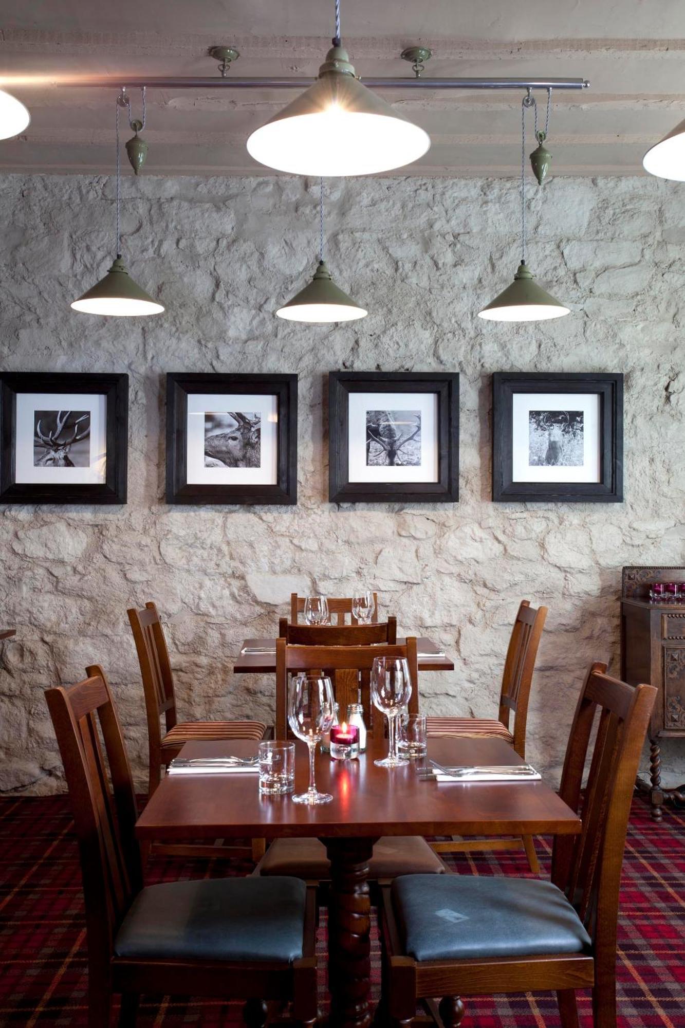 The Three Crowns 호텔 차그퍼드 외부 사진 Interior of the restaurant