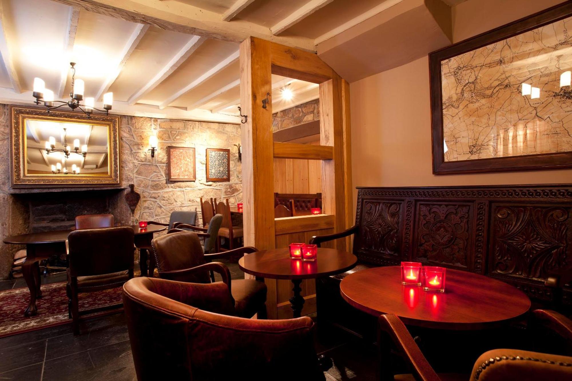 The Three Crowns 호텔 차그퍼드 외부 사진 The interior of the pub