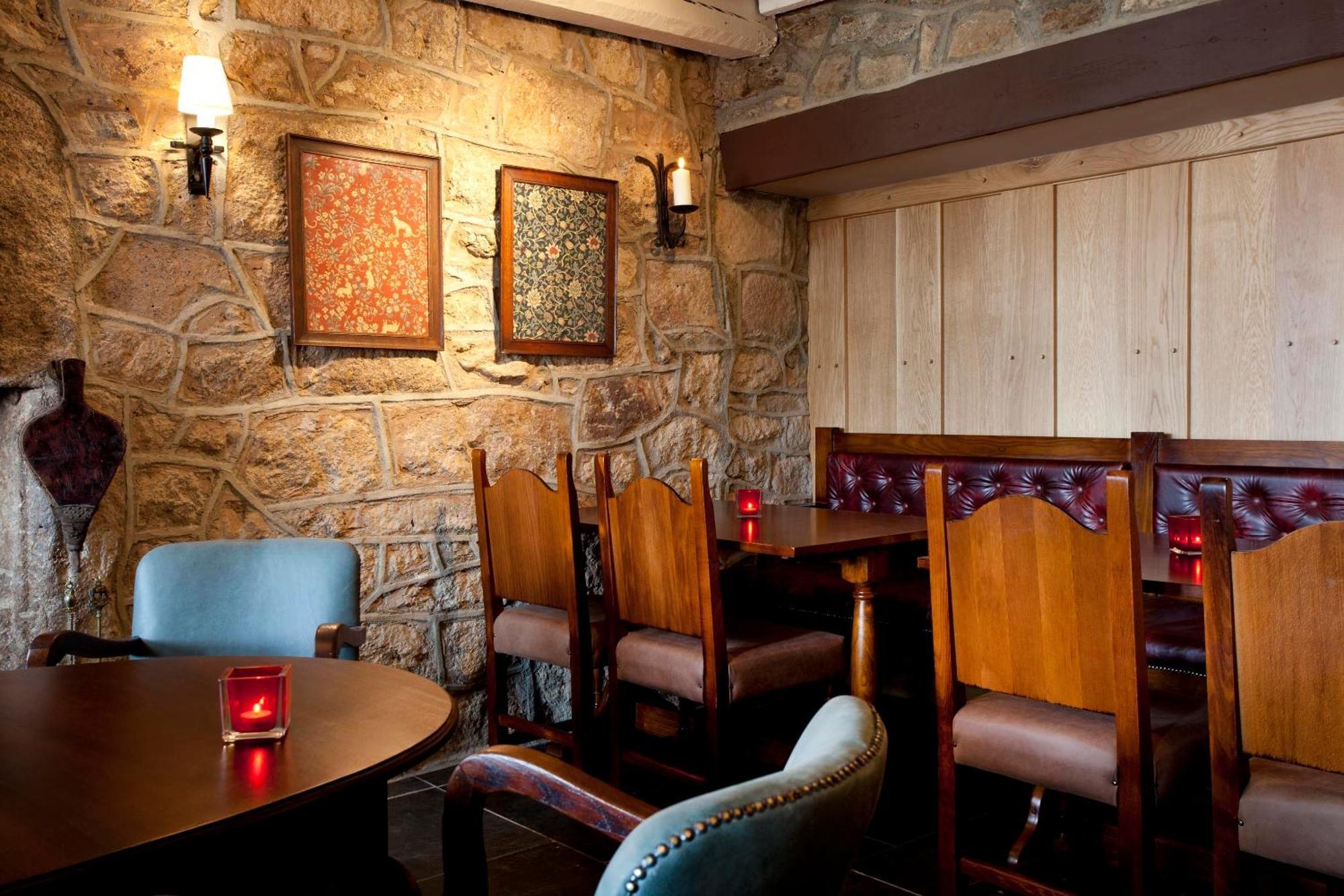 The Three Crowns 호텔 차그퍼드 외부 사진 The interior of the restaurant