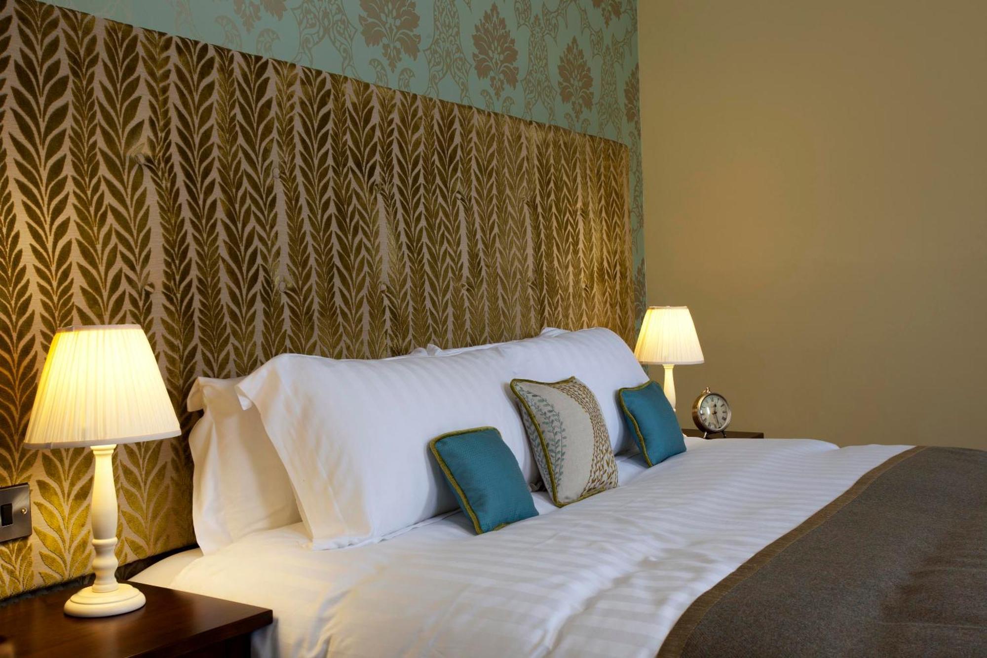 The Three Crowns 호텔 차그퍼드 외부 사진 A bedroom at the hotel