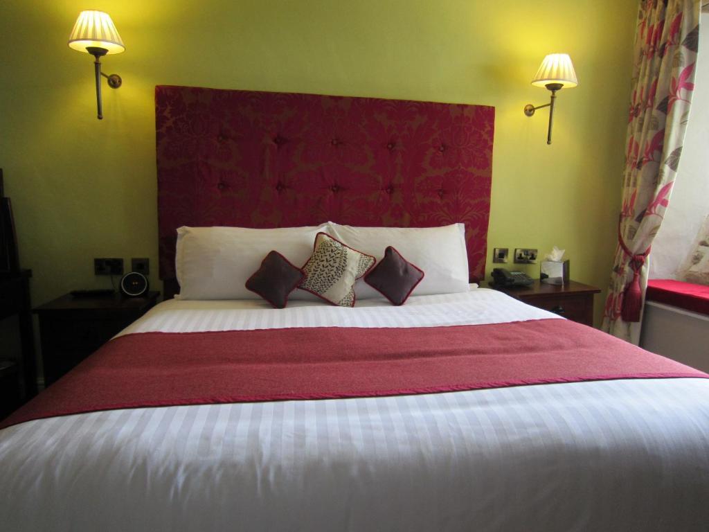 The Three Crowns 호텔 차그퍼드 객실 사진 A bedroom at the hotel