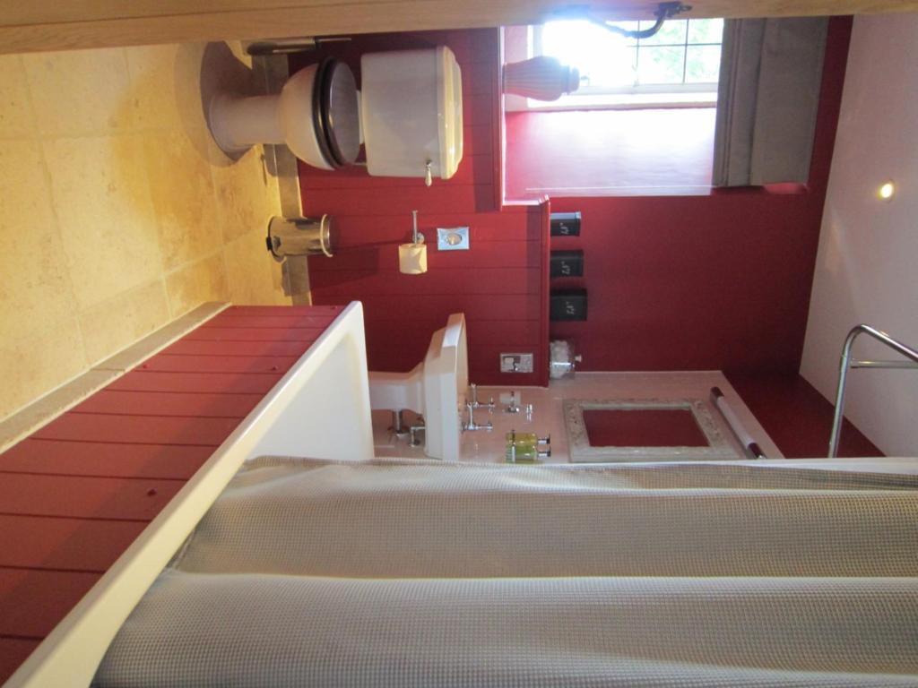 The Three Crowns 호텔 차그퍼드 객실 사진 A Japanese bathroom