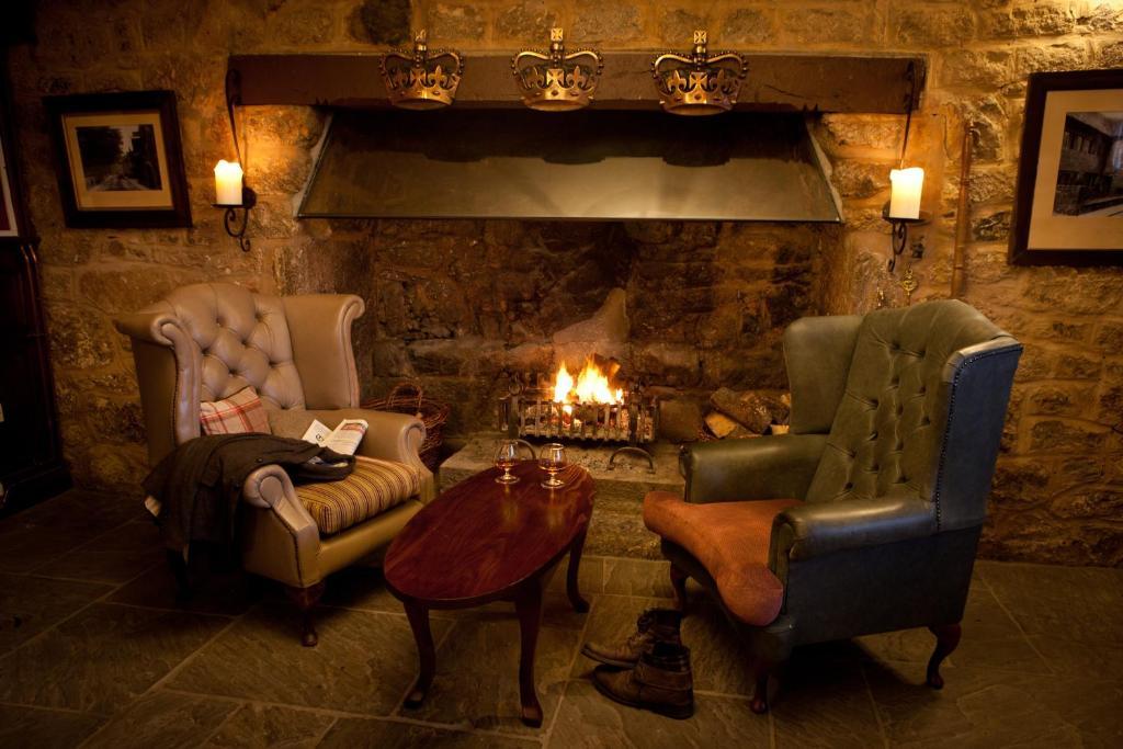 The Three Crowns 호텔 차그퍼드 외부 사진 The fireplace in the bar