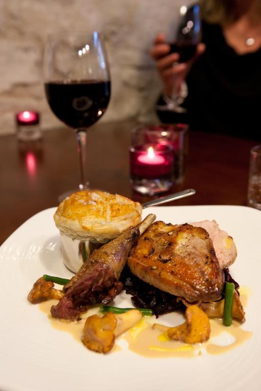 The Three Crowns 호텔 차그퍼드 외부 사진 A chicken and bacon pie with a glass of red wine
