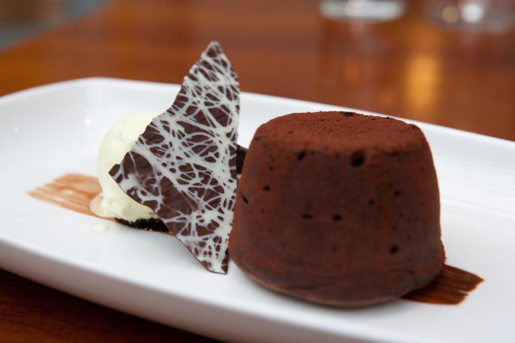 The Three Crowns 호텔 차그퍼드 외부 사진 Chocolate pudding