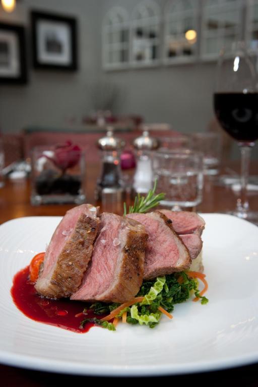 The Three Crowns 호텔 차그퍼드 외부 사진 A steak prepared medium