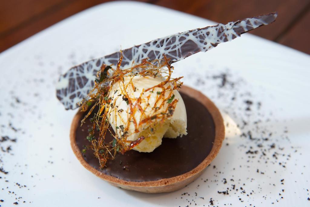 The Three Crowns 호텔 차그퍼드 외부 사진 A chocolate dessert