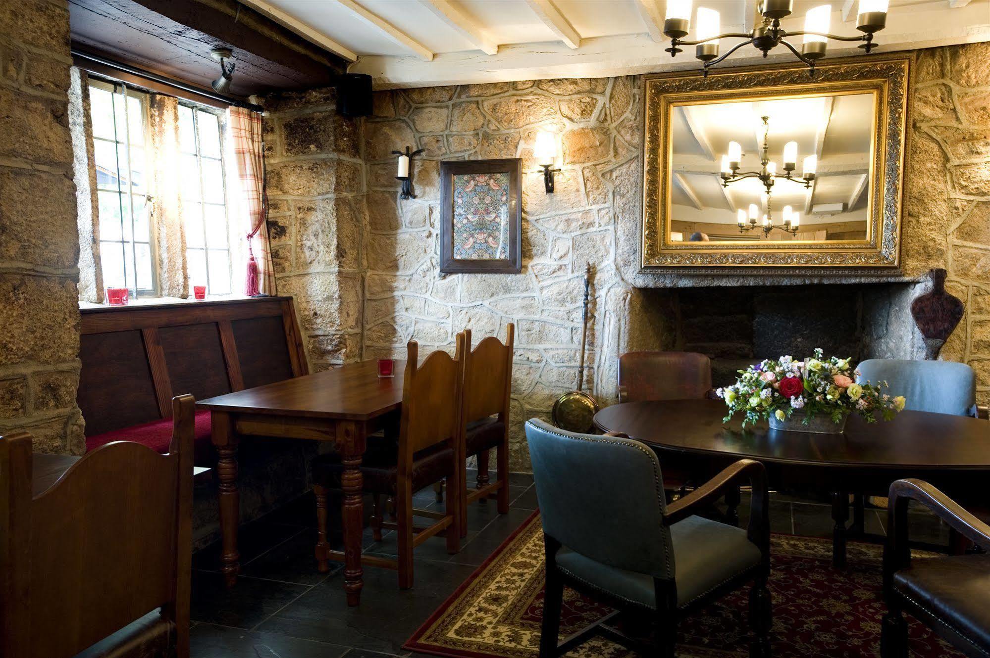 The Three Crowns 호텔 차그퍼드 외부 사진 The interior of the pub