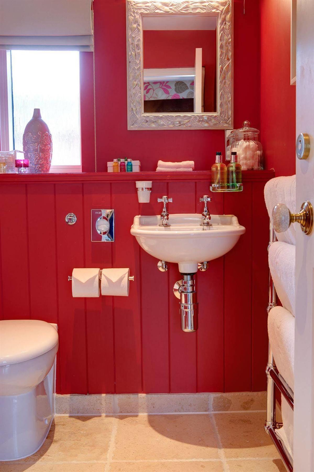 The Three Crowns 호텔 차그퍼드 외부 사진 A typical bathroom